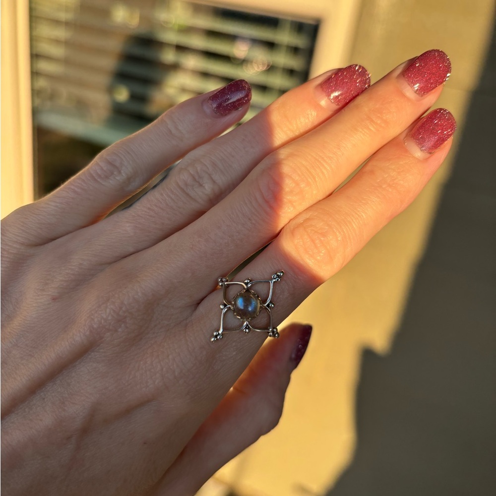 Beautiful blue labradorite flower ring. Set in 925. Hammered band